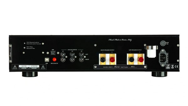 "O ενισχυτής Maria  ξεπερνά τις προσδοκίες των πιο απαιτητικών ακροατών, αποκαλύπτοντας το καλύτερο από όλα τα ηχεία και ακουστικά, ανεξαρτήτως μεγέθους ή κόστους."~ Mark Levinson